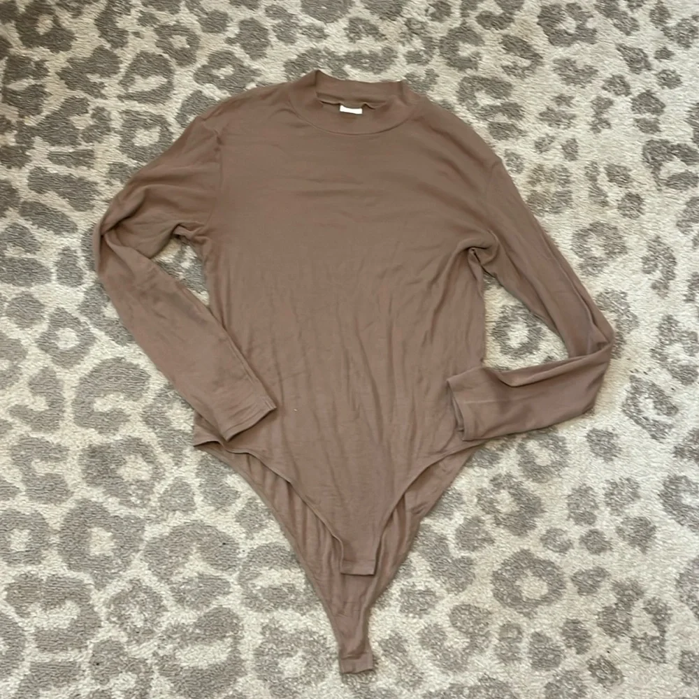 H&M Tan Ribbed Mockneck Bodysuit - Picture 1 of 4